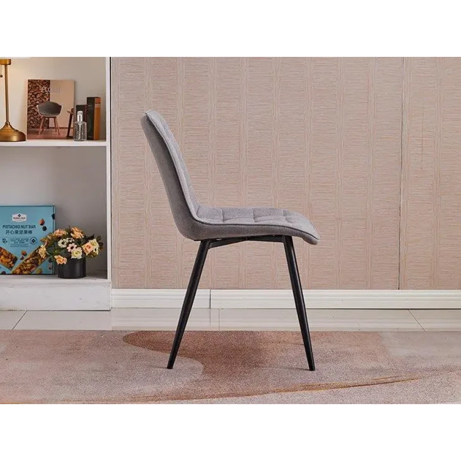 Kuhinjska stolica TARIK siva tkanina izvrsno je rješenje za uklopiti u minimalistički ili industrijski stil prostorije. Kombinacija ružičaste prošivene