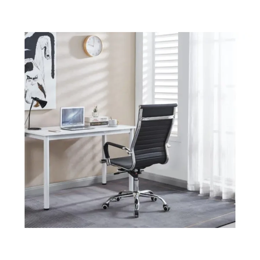 Pisarniški stol MATT je narejen iz umetnega usnja z krom podnožjem ter rokonasloni. Primeren je za v pisarno ter prav tako domačo uporabo. Material: -