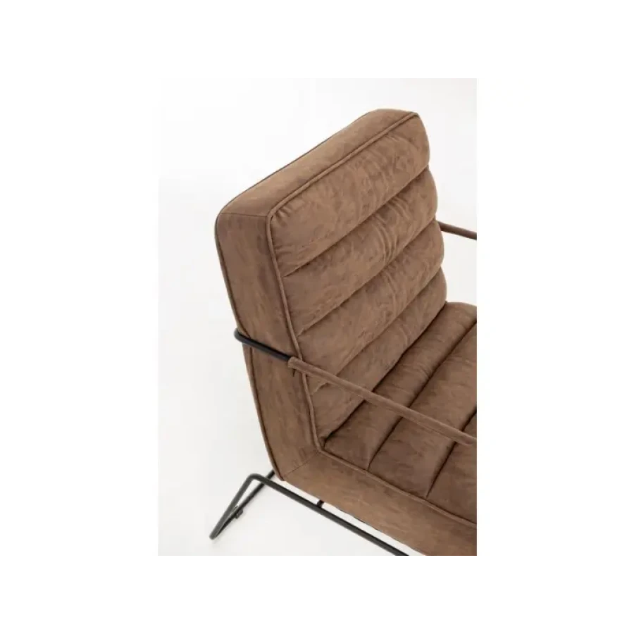 Fotelj BRIANNA je dobavljiv v rjavi barvi. Okvir je kovinski, sedež je oblečen v umetno usnje. Polnjen je z poliuretansko peno. Dimenzije: širina: 62.5cm