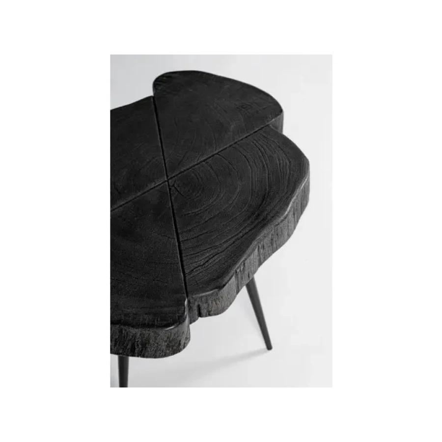 Klubska mizica ZAKIA črna S je narejena iz lesa in zaključena z pokrovom poliuretanske barve. Ima jeklene noge. Oblike in velikosti, ki jih tvori les, so
