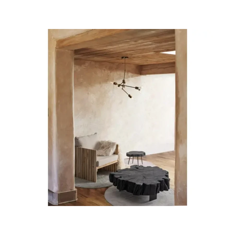 Klubska mizica ZAKIA črna S je narejena iz lesa in zaključena z pokrovom poliuretanske barve. Ima jeklene noge. Oblike in velikosti, ki jih tvori les, so