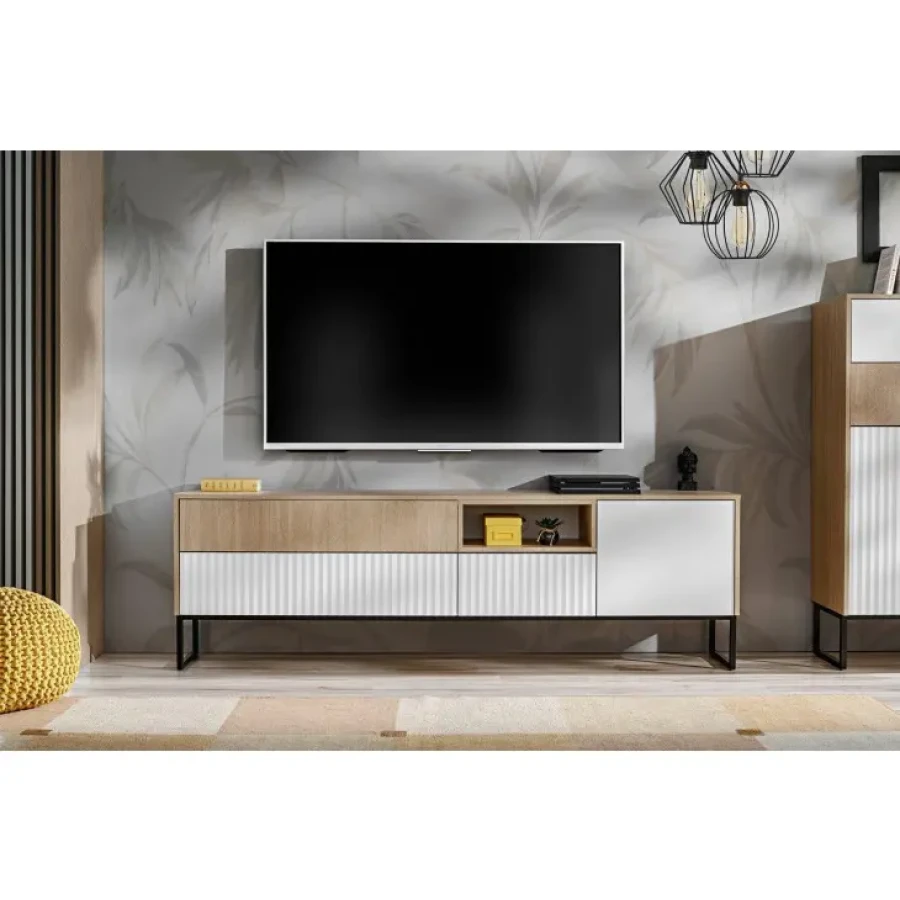 TV omarica ZOELA je moderno oblikovana in elegantnega videza. Brez ročajev, odpiranje po sistemu push to open. V beli mat barvi s kombinacijo lesa. Izdelana v