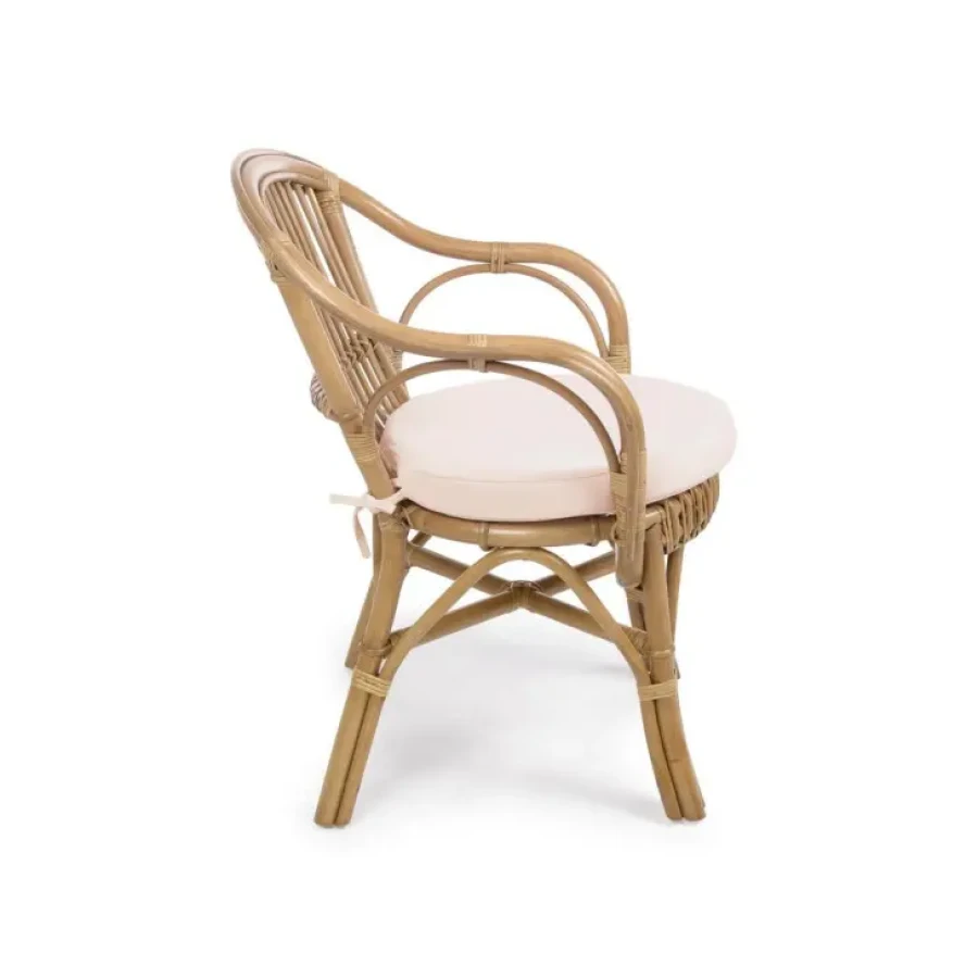 Vrtna stolica BARINA NEW je narejena iz ratana. Blazine je iz poliestra s snemljivo prevleko. Priporočljivo je da se ne izpostavlja neposredno na sonce ali