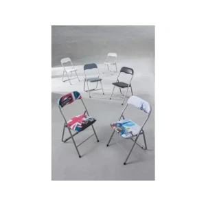 Zložljivi stol JOJ črn ima strukturo iz srebrnega jekla, sedež in naslonjalo sta obložena in oblečena v mat PVC. Material: - Jeklo - PVC Barva: - Črna