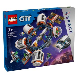 Pridruži se vesoljski posadki na modularni vesoljski postaji LEGO® City. Ta futuristični vesoljski obroč je jedro za priklop vesoljskih plovil in modulov s sobnimi enotami