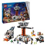 kjer se posadka pripravlja na še eno epsko odpravo. Admiral poveljuje in vesoljska raketa je pripravljena na izstrelitveni ploščadi. Znanstveniki so preizkusili nove kristalno-botanične baterije in žerjav jih nalaga v ladijski tovorni prostor za dostavo na vesoljsko postajo