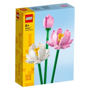 S kompletom LEGO® Lotus Flowers (40647) ustvarite čudež narave. Ta LEGO interpretacija svetovno znane rože prikazuje 2 lotosa v polnem razcvetu in cvetno glavico v popku
