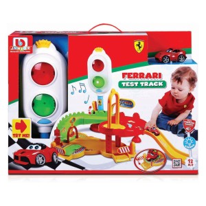 Čas je za testno vožno! Igralni komplet BB Junior play & go Ferrari testna steza. Igralni komplet vključuje semafor z melodijami