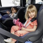 ki ponuja prilagodljivost in omogoča potovanje v nasprotni smeri vožnje in obrnjen naprej. Zahvaljujoč 360° funkciji vrtenja je namestitev otroka popolna enostavna. Uživajte v potovanju od rojstva dokler vaš malček doseže 20 kg.