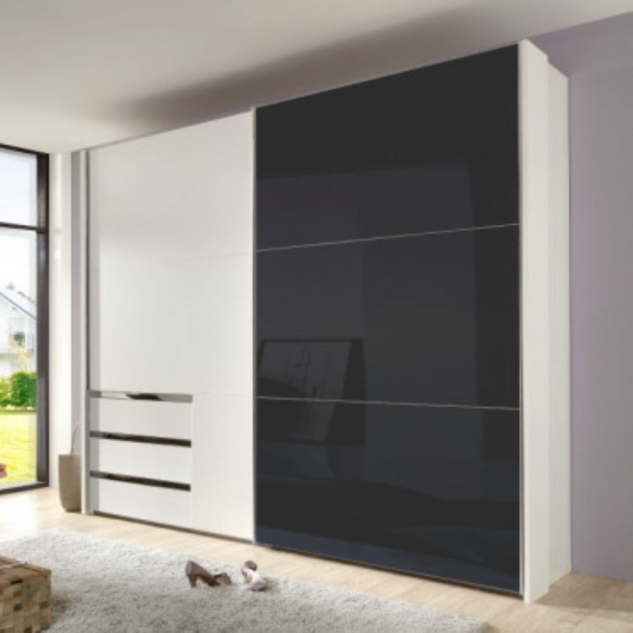 Velika garderobna omara nemškega dizajna, v kombinaciji sivega stekla in bele barve. Opremljena je z okrasnim okvirom v isti beli barvi kot ohišje omare.