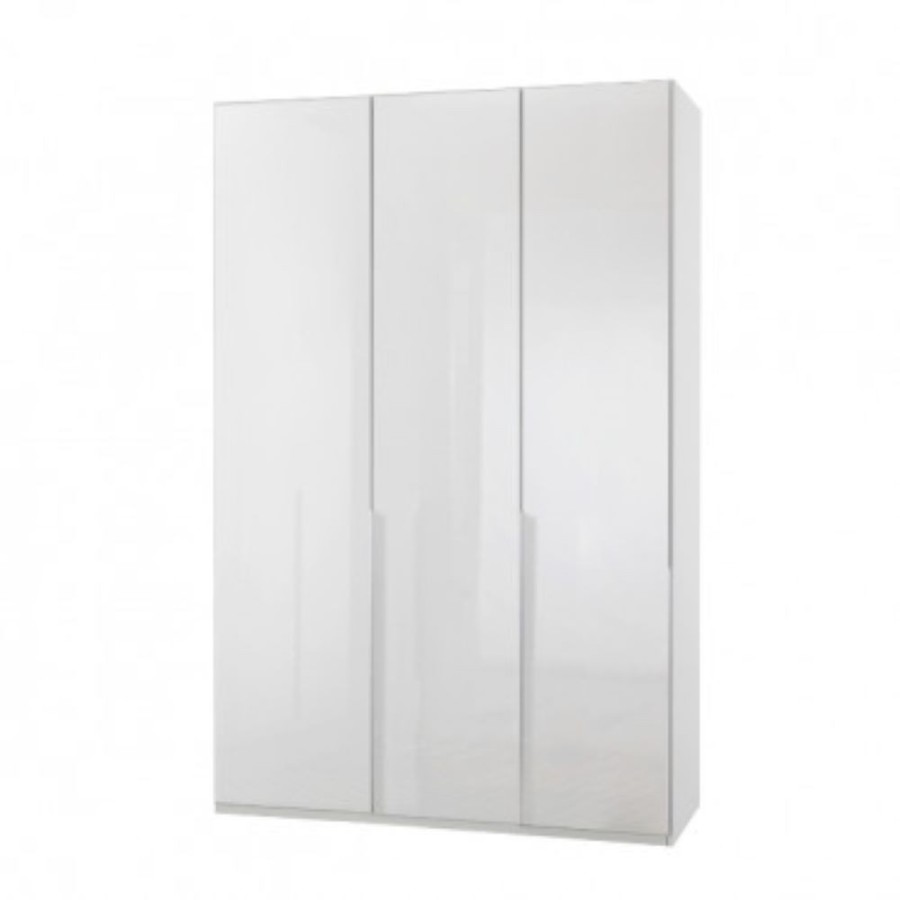 Velika garderobna omara nemškega dizajna, v povsem beli barvi. V zgornjem delu omare sta dve fiksni polici in dve letvi za obešanje. Garderobna omara je