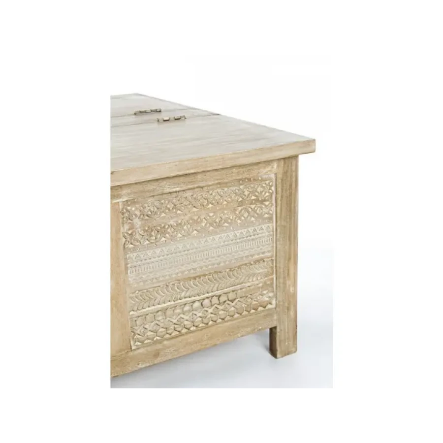 Klubska mizica MAYRA ima okvir iz lesa z ročno izrezanimi okraski, zadnje strani so iz MDF-ja. Imajo medeninaste ročaje. Material: - Les - MDF - Medeninasti