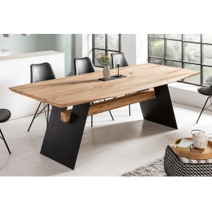 Jedilna miza narejena iz masivnega, oljenega, hrastovega lesa, z dolžinskim lepljenjem. Miza je na voljo v dveh različnih dimenzijah 240x100 in 200x100 cm.