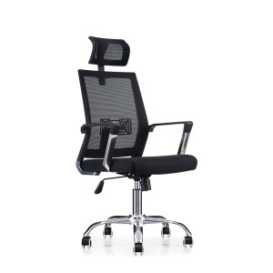 Udoben in modern pisarniški stol v črni barvi. Sedišče ima oblazinjeno s kvalitetno tkanino, hrbtni naslon in naslonjalo za glavo, pa z mrežo. Naslonjalo