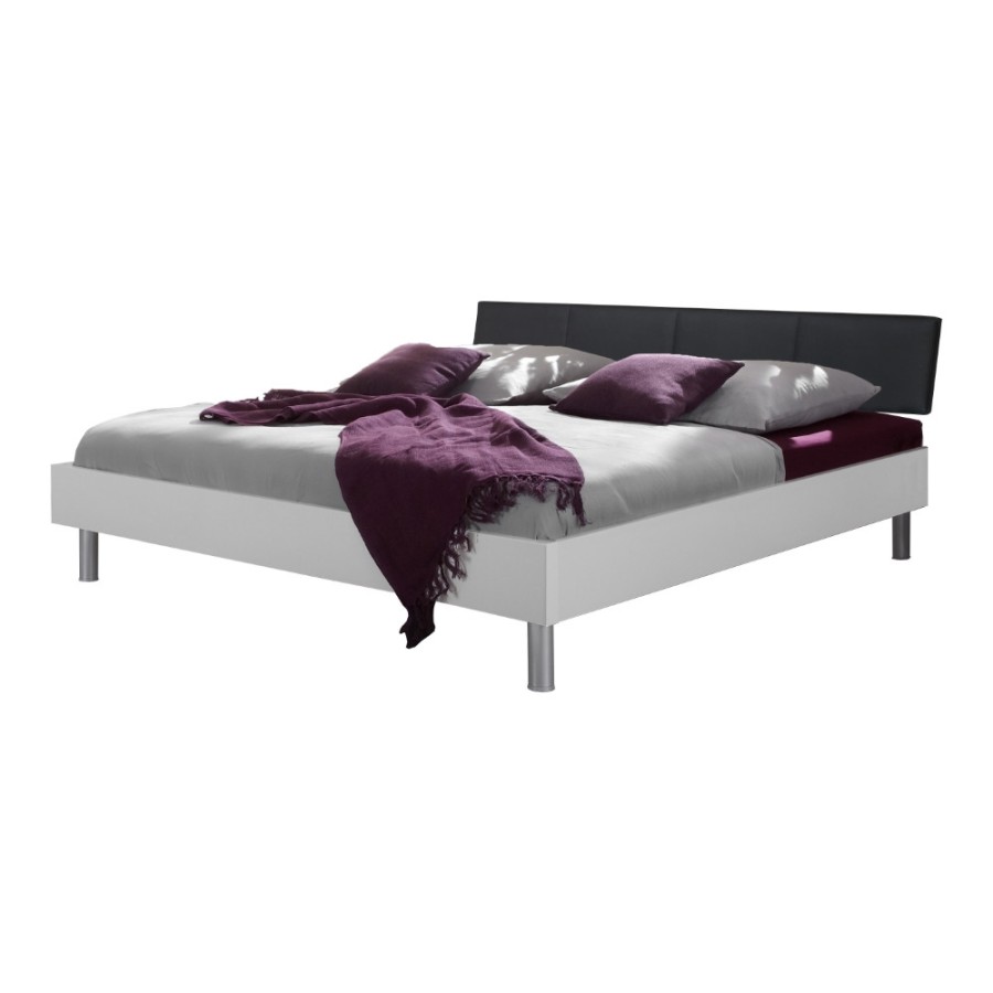 Udobna postelja v kombinaciji okvira bele barve in vzglavne plošče v črni barvi. Narejena je za vzmetnice velikosti 200x180 cm. Vzglavna plošča v črni