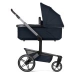 in ljubezen. Starševe roke so najvarnejši in najtoplejši prostor za malčka. A