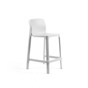 Vrtni barski stol NET MINI proizvajalca NARDI. Kvaliteten vrtni stol iz steklenih vlaken, okrašena z radialnim vzorcem kvadratnih perforacij po celotni