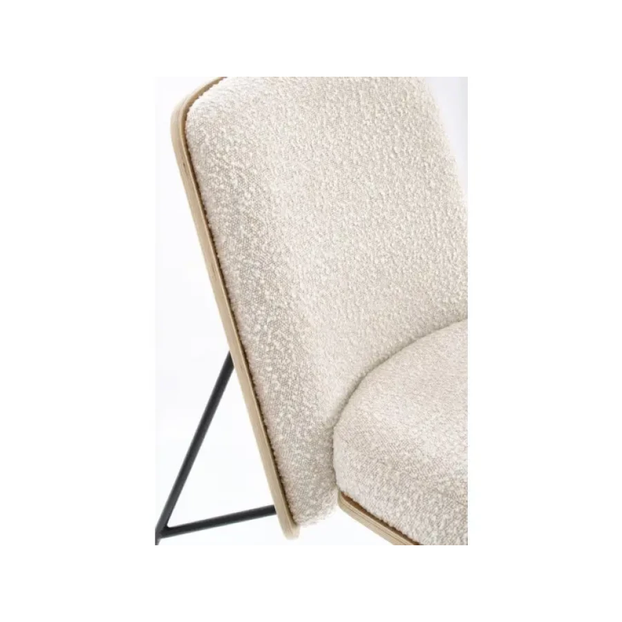 Fotelj EMERSON je eleganten kos pohištva, ki bo prinesel poseben čar vašemu prostoru. Okvir je narejen iz vezanega lesa s kovinskimi nogami. Polnilo je