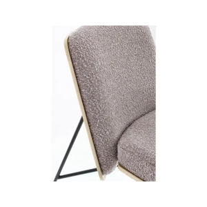 Fotelj EMERSON mink, je eleganten kos pohištva, ki bo prinesel poseben čar vašemu prostoru. Okvir je narejen iz vezanega lesa s kovinskimi nogami. Polnilo