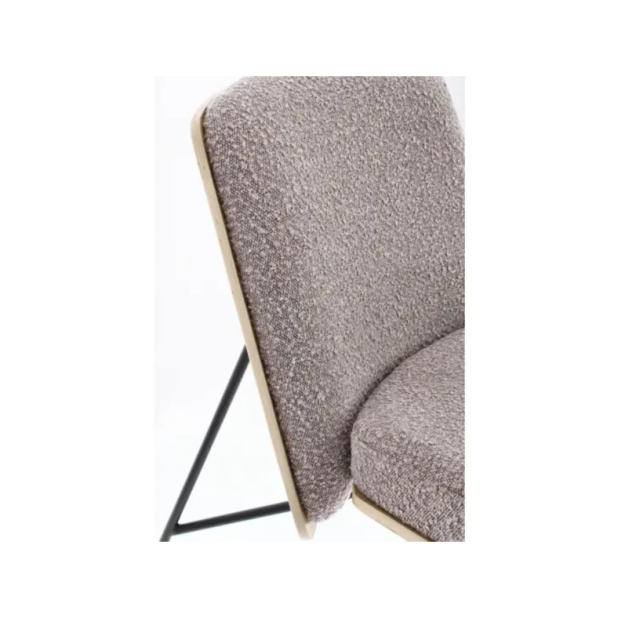 Fotelj EMERSON mink, je eleganten kos pohištva, ki bo prinesel poseben čar vašemu prostoru. Okvir je narejen iz vezanega lesa s kovinskimi nogami. Polnilo