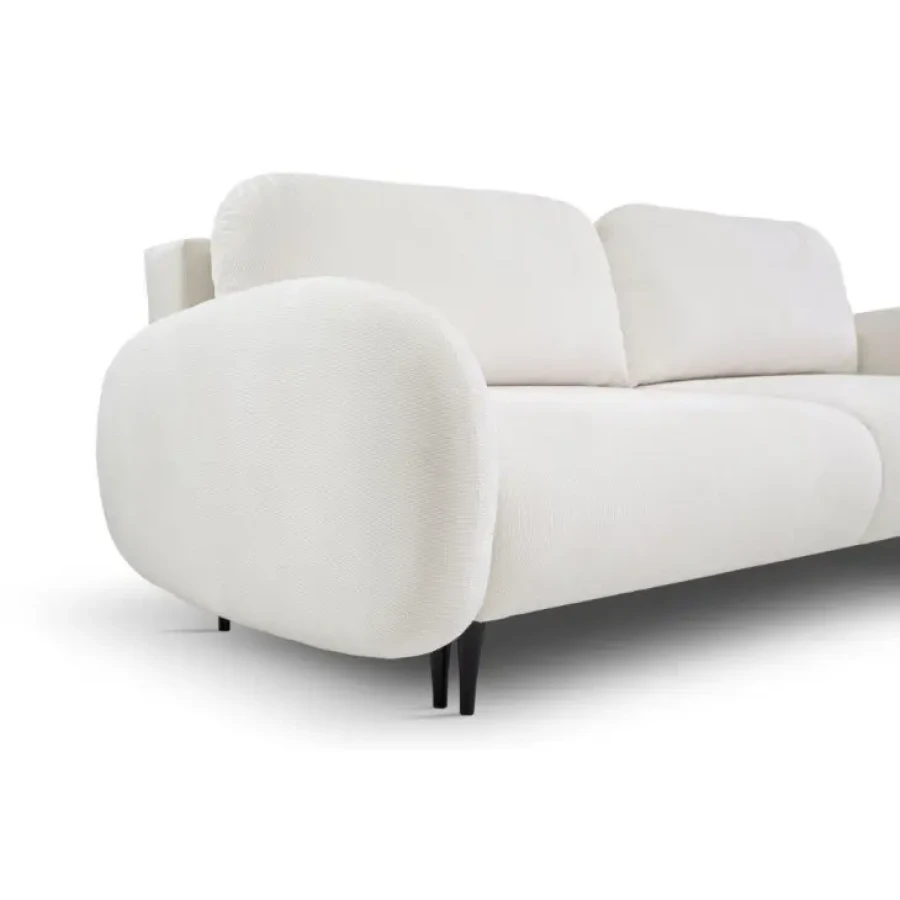 Kavč NEBO je udoben in moderen kavč, naklonjen dizajnu iz starejših časov. Zaobljene, mehke oblike, strukturna tkanina, okrasne blazine in lesene noge bodo