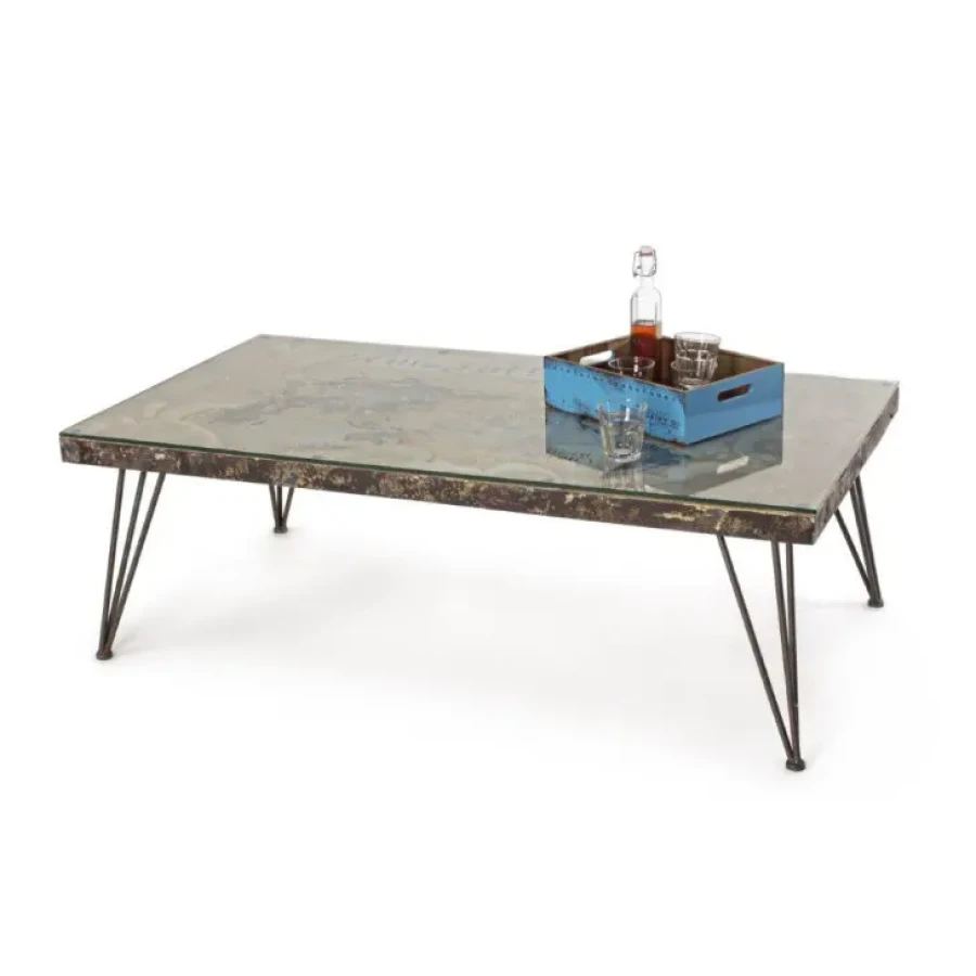 Klubska miza ATLANTIDE je sestavljena iz kovinskega okvirja starinskega izgleda, mizna plošča je iz MDF-ja in stekla. Dimenzije: širina: 140cm globina: 75cm