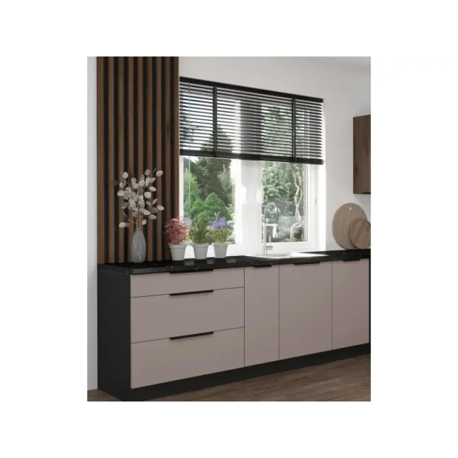 Kuhinjski blok SINDI 260 x 300 cm je kuhinja v kombinaciji kašmir, oreh in črne barve. Kuhinja je izdelana iz oplemenitenih ivernih plošč debeline 16 mm in