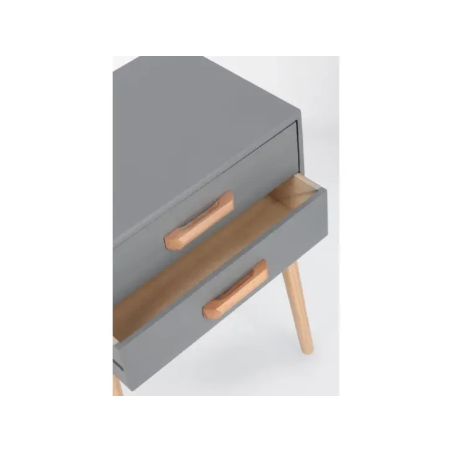 Nočna omarica ORDINARY 2C siva je eleganten kos pohištva, ki popestri vsak prostor. Noge so narejene iz borovega lesa z MDF ploščo. Predali so narejeni iz