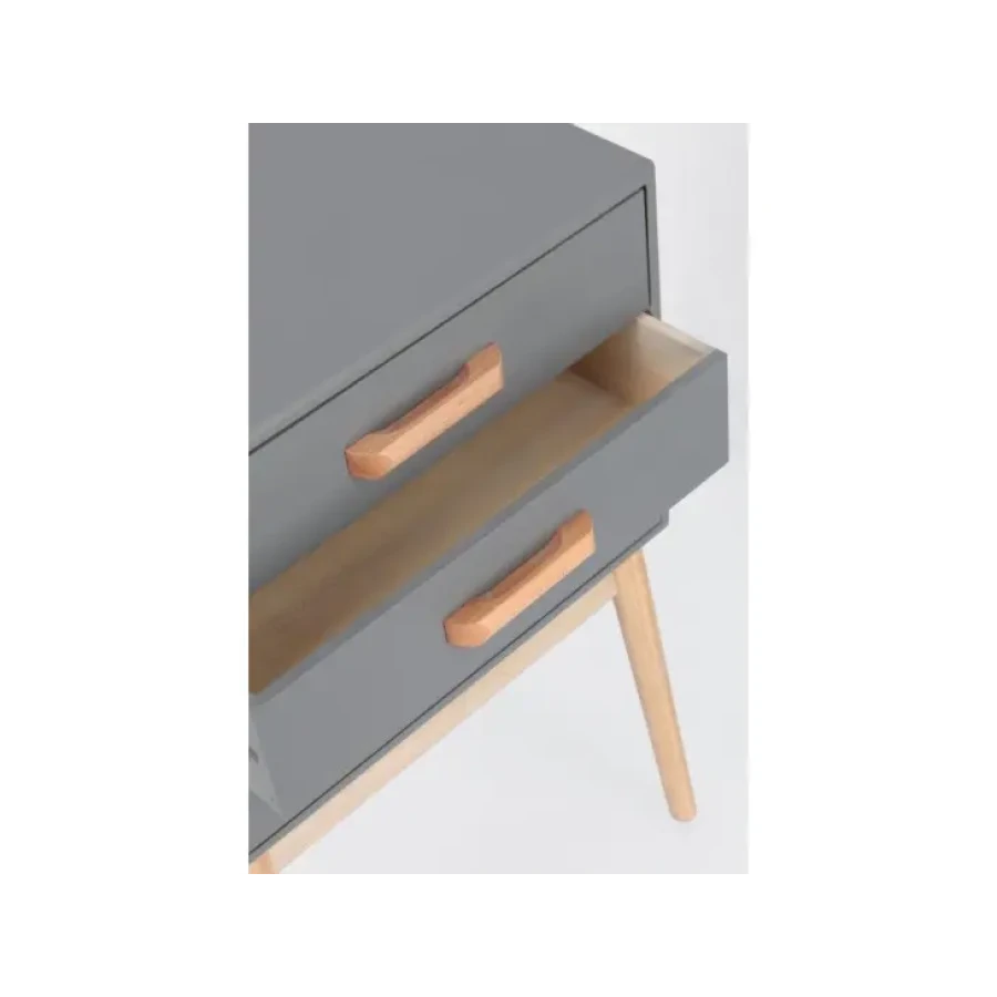 Predalnik ORDINARY 3C siva je eleganten kos pohištva, ki popestri vašo prostor. Noge so narejene iz borovega lesa z MDF ploščo. Predali so narejeni iz lesa