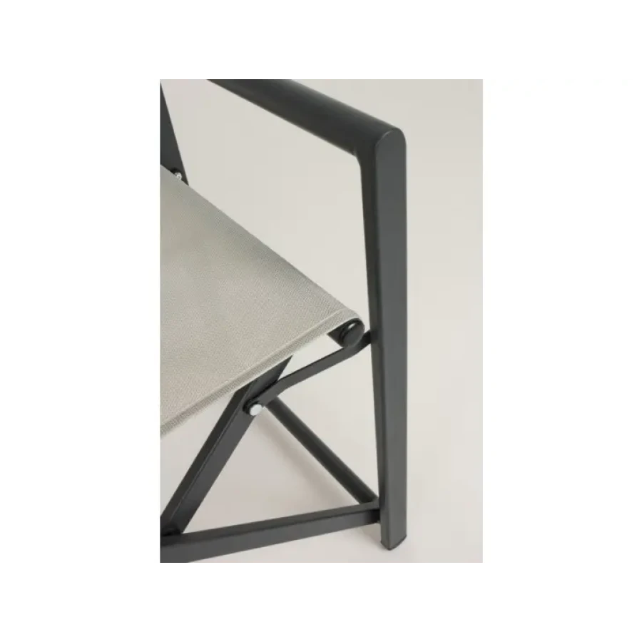 Režiserski stol TAYLOR siva je eleganten stol primeren za vsak prostor. Okvir je narejen iz aluminija. Sedež in hrbet je narejen iz tekstila. Ogrodje je