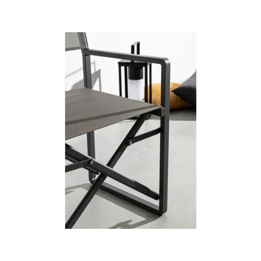 Režiserski stol TAYLOR siva je eleganten stol primeren za vsak prostor. Okvir je narejen iz aluminija. Sedež in hrbet je narejen iz tekstila. Ogrodje je