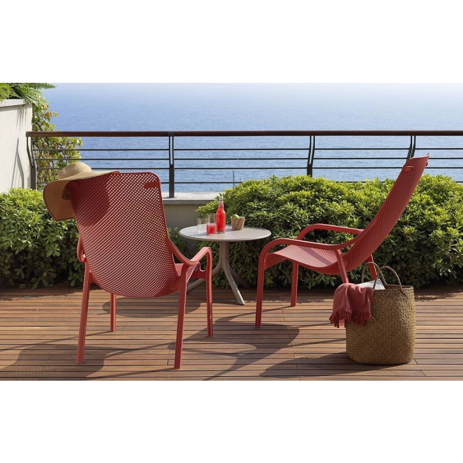 Vrtni set NET LOUNGE in miza SPRITZ. Prisrčen set dveh počivalnikov NET LOUNGE v rdeči barvi in mizice SPRITZ v rjavi barvi proizvajalca vrtnega pohištva