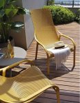 Vrtni set NET LOUNGE in miza SPRITZ . Prisrčen set dveh počivalnikov NET LOUNGE v rumeni barvi in mizice SPRITZ v rjavi barvi proizvajalca vrtnega pohištva