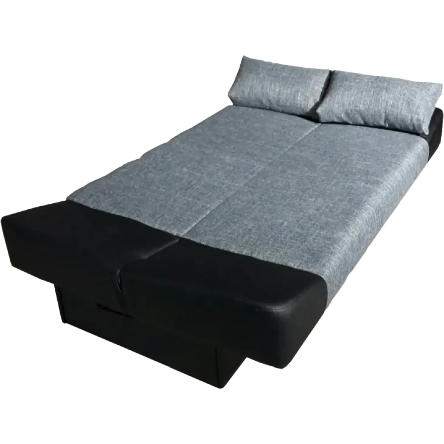 Clic - clac HAITI v črnem umetnem usnju/sivem blagu je moderen in mladosten trosed, ki se raztegne v posteljo pod katero ima tudi predal za posteljnino.