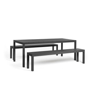 Set sestavljajo miza Rio Alu 210 Fix in dve klopi Rio Bench Alu, obe iz prevlečenega aluminija ki imata letveno ploščo elegantnih linij.