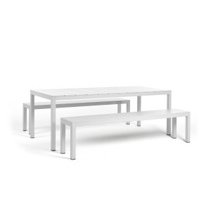 Set sestavljajo miza Rio Alu 210 Fix in dve klopi Rio Bench Alu, obe iz prevlečenega aluminija ki imata letveno ploščo elegantnih linij.