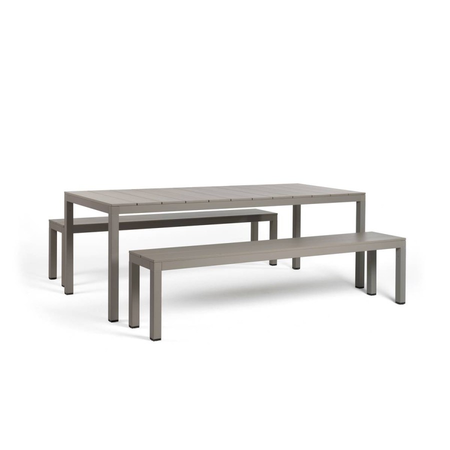 Set sestavljajo miza Rio Alu 210 Fix in dve klopi Rio Bench Alu, obe iz prevlečenega aluminija ki imata letveno ploščo elegantnih linij.