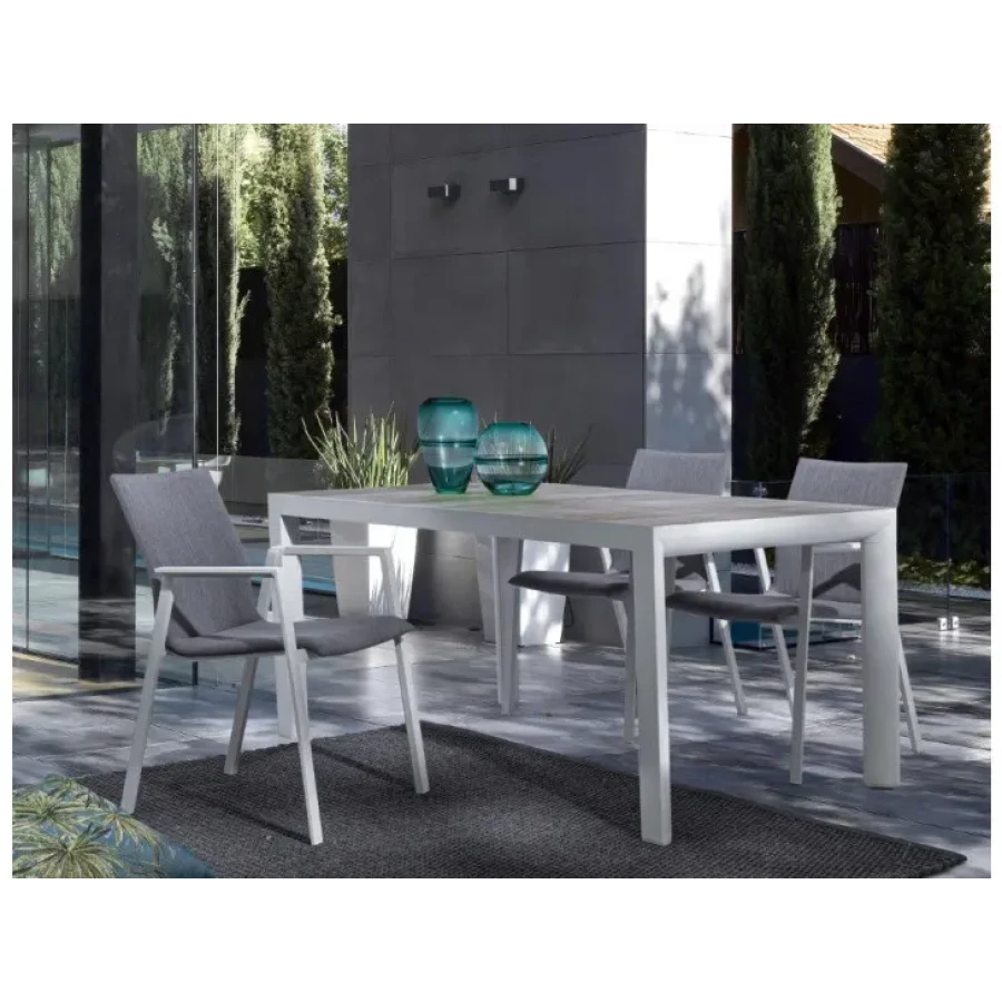 Vrtni stol ODEON LUNAR je eleganten vrtni stol, ki bo popestriv vašo okolico. Okvir stola je narejen iz aluminija. Prevleka sedeža in hrbta je narejena iz