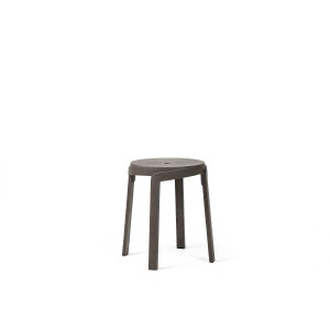 Vrtni stol STACK MINI - Terra. Vrtni stol Stack Mini izdelan iz reciklirane plastike ima linearno zasnovo in odebeljene dele, ki jih navdihujejo leseni
