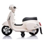 Za lažji začetek ima motor pomožna kolesa. Ima zvočne efekte in stopalko za vožnjo naprej.