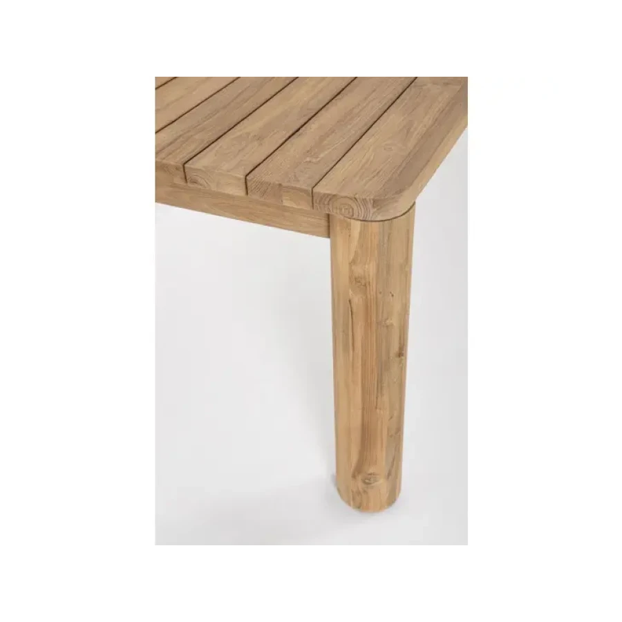 Jedilna miza MAVERICK 240X100 je unikatna in elegantna jedilna miza, ki popestri vsak prostor. Mizna plošča in mizne noge so narejena iz tikovega lesa. S