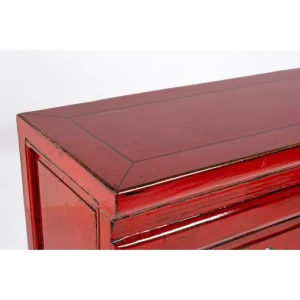 Konzola 3C JINAN rdeča je narejena iz lesa ter ima bakrene ročaje. Material: - Les - Baker Barva: - Rdeča Dimenzije: širina: 128cm globina: 30cm višina: