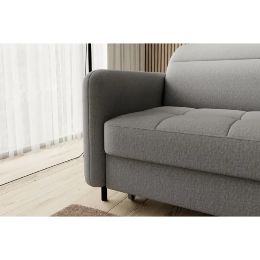 Kotna sedežna garnitura GABY je manjša sedežna garnitura, ustvarjenja za manjše prostore, vendar zato nič manj elegantna in moderna. Že en pogled na