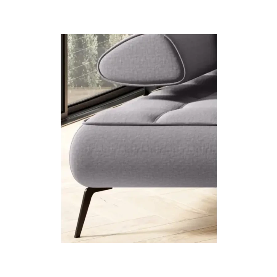 Kotna sedežna garnitura JANI XL je modernega dizajna z visoko funkcionalnostjo. Ima električni način podaljševanja sedeža, s katerim lahko prilagodite