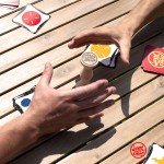 V Jungle Speed se morate zanašati na svoj ostro opazovalno sposobnost in hitre reflekse. Potrebna je trdna roka - kar je težko ohraniti med številnimi