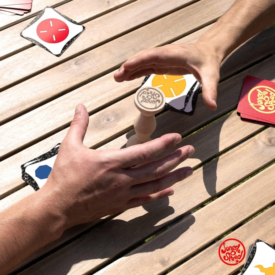 V Jungle Speed se morate zanašati na svoj ostro opazovalno sposobnost in hitre reflekse. Potrebna je trdna roka - kar je težko ohraniti med številnimi