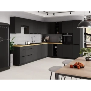 Kuhinjski blok SAŠA 315 x 250 cm je kuhinja v črni mat barvi. Kuhinja je izdelana iz oplemenitenih ivernih plošč debeline 16 mm in je oblečena v dekor,