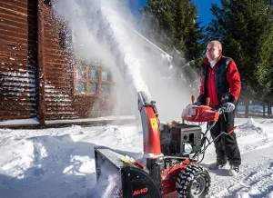 S snežnimi frezami AL-KO s širino čiščenja od 46 do 76 cm odstranite sneg v najkrajšem možnem času.Schneefräsen | AL-KO Sauber geräumt Popolnoma očiščeno Freza za čiščenje, ki doseže tla ter popolnoma očisti pločnike in dovozne poti - brez ostankov snega. Plug za čiščenje ima tudi lasten pogon za premikanje naprej.