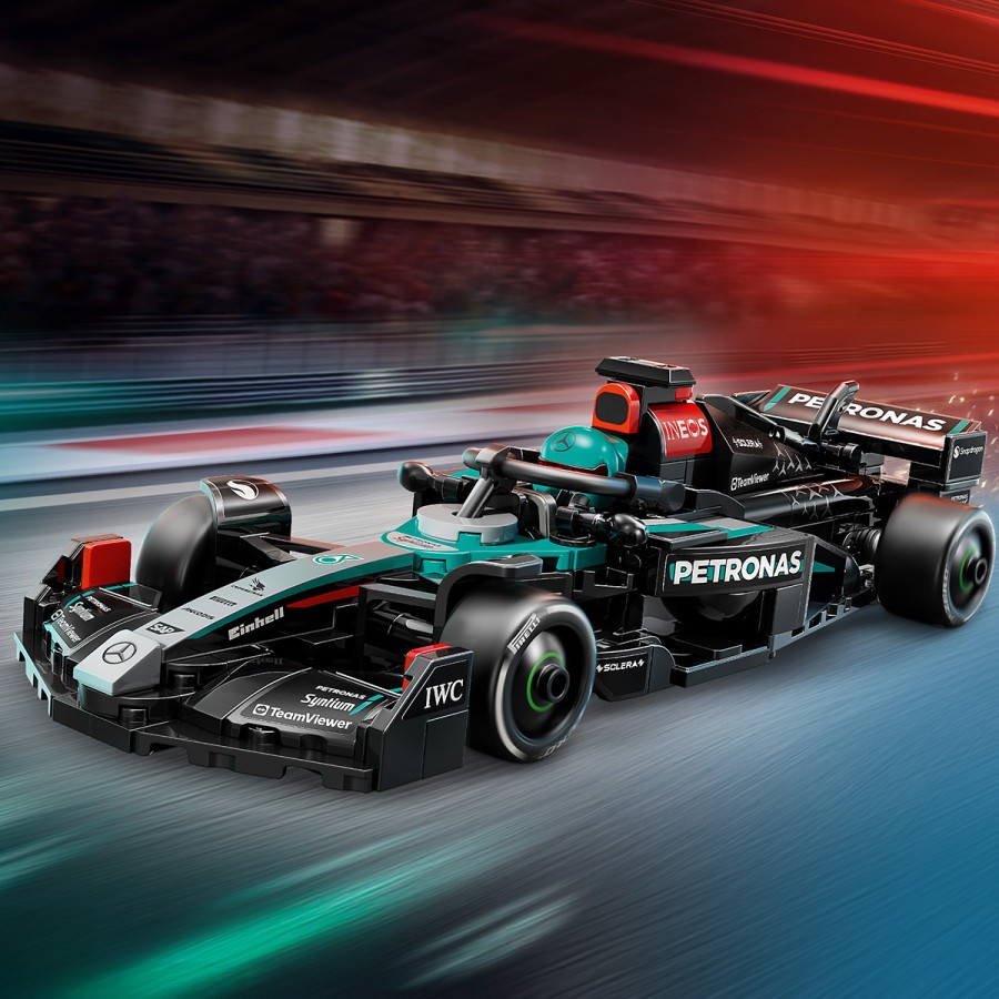 ki je leta 2024 tekmoval na svetovnem prvenstvu Formula 1®. V igralnem kompletu je tudi minifigura voznika Mercedes-AMG PETRONAS F1 Team