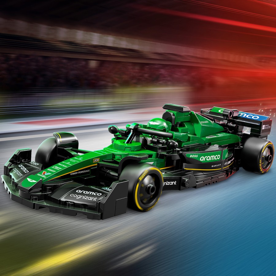 kije leta 2024 tekmoval na svetovnem prvenstvu Formula 1®. V igralnem kompletu je tudi minifigura voznika Aston Martin F1